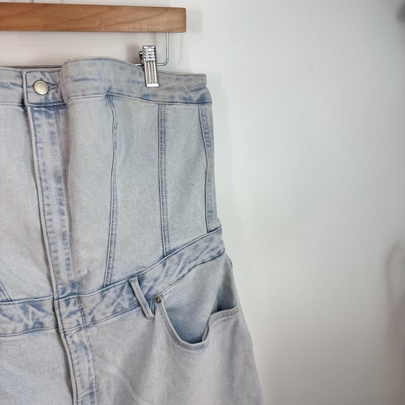 Good American Tube 90s Light Wash Denim Strapless Flare Leg Jumpsuit - Picture 4 of 6